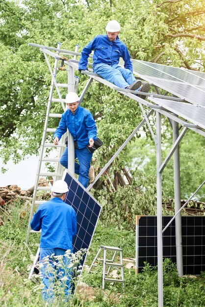 Un grupo de trabajadores realizando un mantenimiento a paneles solares