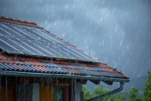 placas solares con lluvia